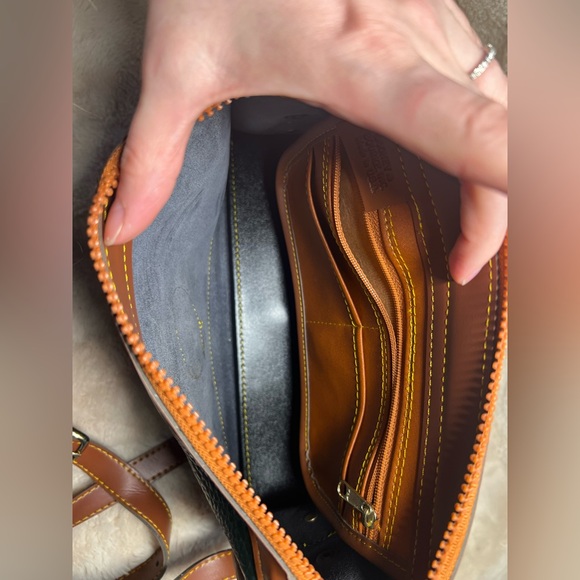 Dooney & Bourke crossbody. - Picture 5 of 10